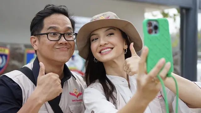 Raline Shah Kenakan Rompi Relawan di Lombok, credit: @ralineshah