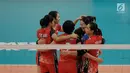 Timnas voli putri Indonesia berselebrasi usai mendapat poin saat melawan Thailand dalam laga final Sea Games 2017 di MITEC, Kuala Lumpur, Malaysia, Minggu (27/8). Indonesia kalah melawan Thailand dengan skor 0-3. (Liputan6.com/Faizal Fanani)