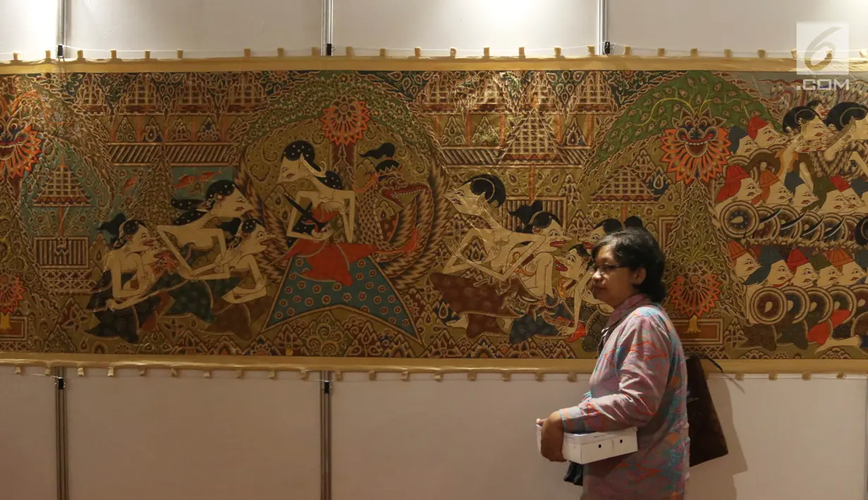Pengunjung mengamati karya-karya Panji dalam Festival Panji Internasional di Perpustakaan Nasional, Jakarta, Selasa (10/7). Festival Panji ini bertujuan membangkitkan kembali budaya Panji yang mulai pudar. (Liputan6.com/Arya Manggala)