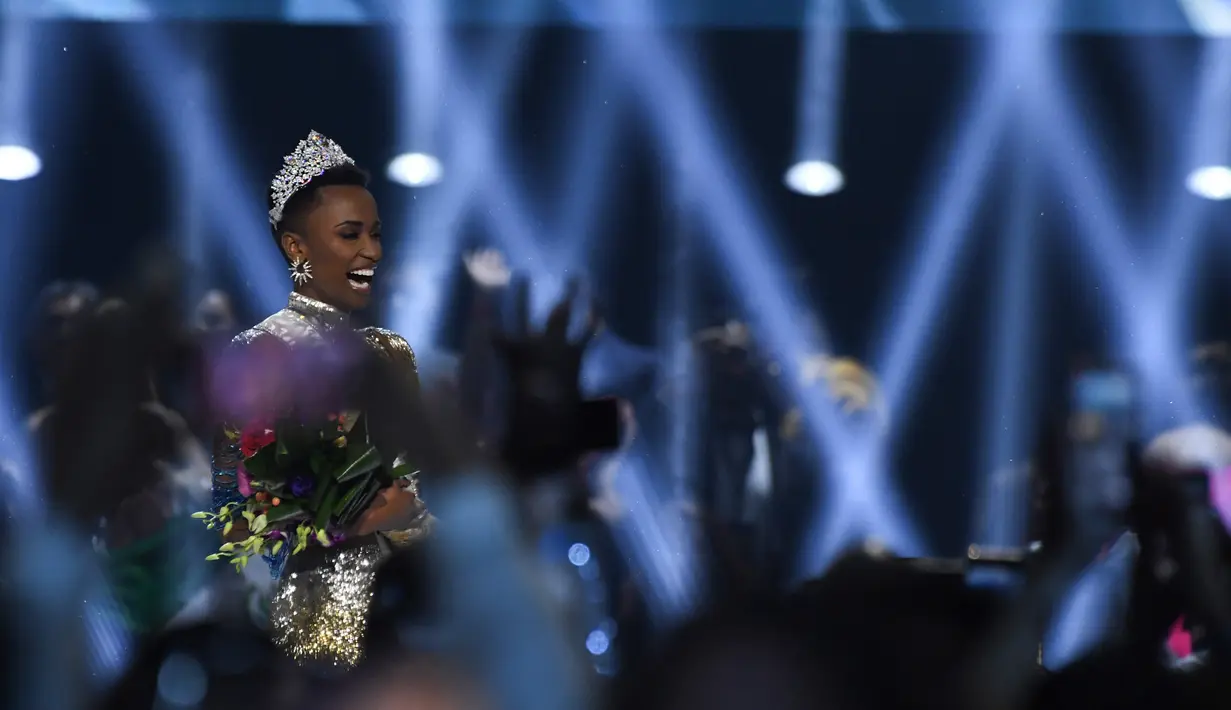 Miss Afrika Selatan, Zozibini Tunzi berdiri di atas panggung usai dinobatkan menjadi Miss Universe 2019 pada malam final di Tyler Perry Studios, Atlanta, Minggu (8/12/2019). Zozibini Tunzi, 26, dinobatkan menjadi Miss Universe 2019 menyisihkan 89 kontestan dari berbagai negara. (VALERIE MACON / AFP)