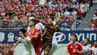 Penjaga gawang Thailand, Kampon Phatomakkakul (tengah), menghalangi pemain Singapura, Irfan Fandi Ahmad (2K), pada leg pertama pertandingan semifinal Piala AFF 2026 antara Singapura dan Thailand di Stadion Jalan Besar di Singapura pada 15 Agustus 2026. (Suhaimi Abdullah/AFP)