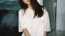 Lee Sung Kyung berpose mengenakan kaos oblong berukuran besar berwarna putih. Aktris yang juga menjadi model ini tengah mempersiapkan syuting drama Korea terbarunya Dr. Romantic 3. (Instagram/@heybiblee)