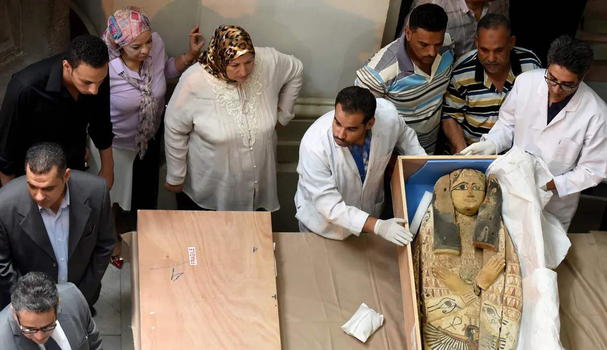 Petugas memperlihatkan sarkofagus kuno di Museum Mesir, Kairo, Selasa (21/6). Artefak kuno tersebut sempat dijarah usai repatriasi dari Israel. (AFP PHOTO / Mohamed El-Shahed)