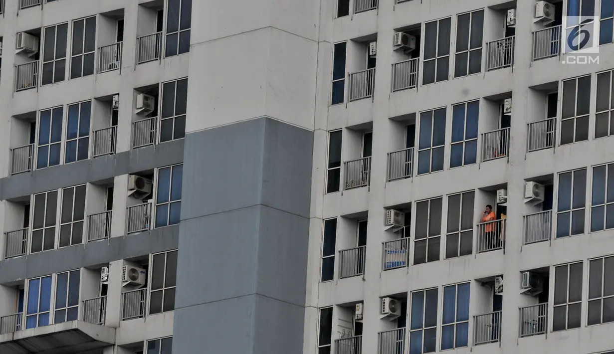 Seorang penghuni apartemen terlihat berdiri di balkon kamarnya di Jakarta, Selasa (16/4). Data Colliers International mencatat pada kuartal I-2019 tambahan pasokan apartemen sebanyak 1.847 unit. Sehingga total apartemen di Jakarta saat ini sebanyak 203.664 unit. (merdeka.com/Iqbal S. Nugroho)