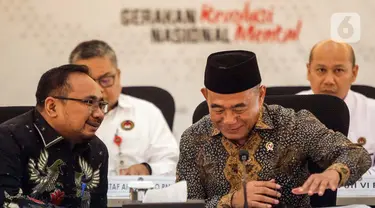 Menteri Koordinator Bidang Pembangunan Manusia dan Kebudayaan (Menko PMK) Muhadjir Effendy (kanan) bersama Menteri Agama Yaqut Cholil Qoumas saat Rapat Koordinasi Tingkat Menteri (RTM) terkait persiapan Natal 2023 dan Tahun Baru 2024 di Jakarta, Senin (11/12/2023). (Liputan6.com/Angga Yuniar)