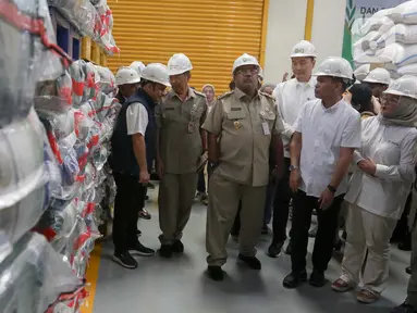 Wakil Gubernur Jakarta Rano Karno (tengah) bersama Direktur Utama Food Station Tjipinang Jaya Karyawan Gunarso (kedua kanan) saat Gudang RPC Food Station Tjipinang Jaya, Jakarta Timur, Sabtu (22/2/2025). (Liputan6.com/Herman Zakharia)
