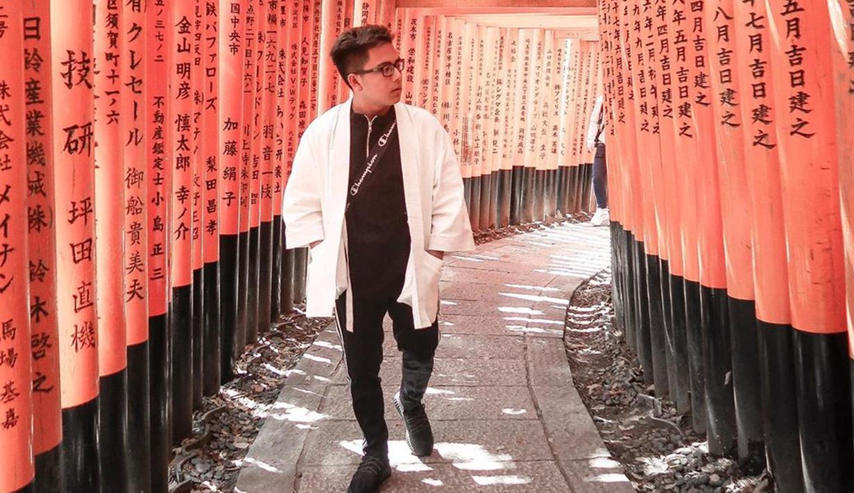 Gayanya sukses bikin penggemarnya menganggumi sosok Brandom yang kini sudah beranjak dewasa. (Liputan6.com/IG/@brandon_lilhero)