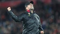 Pelatih Liverpool, Jurgen Klopp berselebrasi usai pertandingan melawan Everton pada lanjutan Liga Inggris di Anfield Stadium (2/11). Liverpool menang atas Everton 1-0 berkat gol di detik-detik pertandingan lewat gol Divock Origi. (AP Photo/Jon Super)