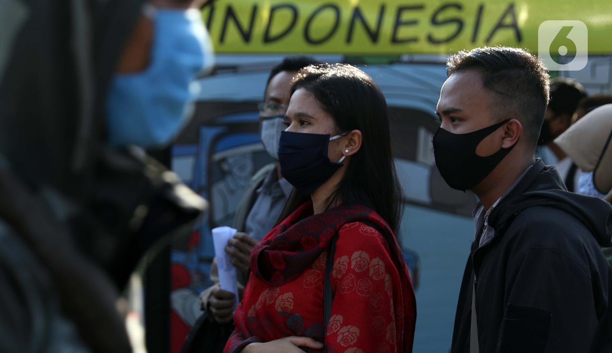 Calon penumpang KRL Commuterline mengenakan masker saat di area pedestrian Stasiun Terpadu Tanah Abang, Jakarta, Kamis (27/8/2020). Guna menekan penyebaran Covid-19, aparat terkait terus menghimbau pentingnya menaati protokol kesehatan. (Liputan6.com/Helmi Fithriansyah)