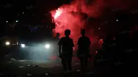 Aremania menyalakan flare diatas Bis usai laga Torabika SC 2016 melawan PS TNI di Stadion Pakansari, Bogor, Minggu (31/7/2016). (Bola.com/Nicklas Hanoatubun)