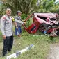 Kondisi minibus Suzuki Carry merah usai tertabrak Truk Fuso Box pendingin di Pesisir Barat, Lampung. Foto : (Istimewa).