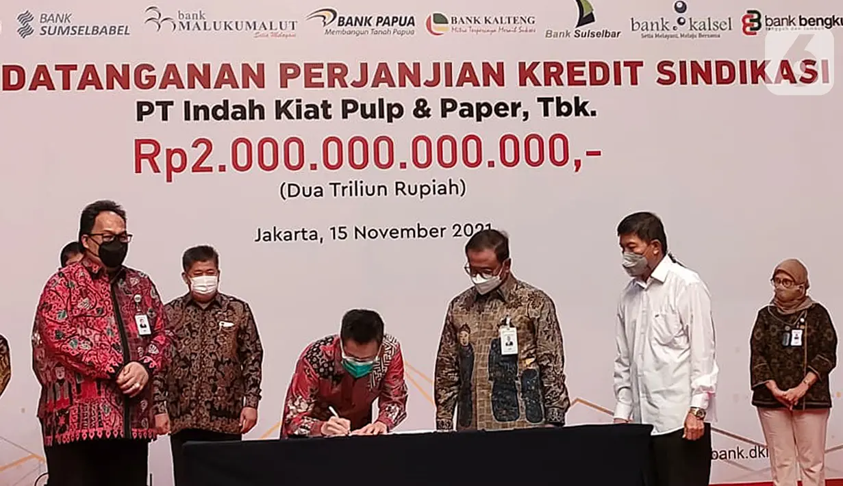 Penyaluran kredit sindikasi untuk refinancing pabrik PT Indah Kiat Pulp & Paper Tbk. Pada sindikasi kredit tersebut Bank DKI ditunjuk sebagai Mandated Lead Arranger sekaligus berperan sebagai agen fasilitas, jaminan, escrow dan kreditur dengan porsi kredit sebesar Rp500 miliar.(Liputan6.com/HO/BDKI)