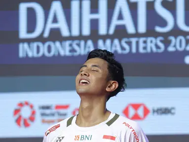 Pebulu tangkis tunggal putra Indonesia, Alwi Farhan merayakan gelar juara Indonesia Masters 2026 usai mengalahkan wakil Thailand, Panitchaphon Teeraratsakul, pada laga final di Istora Gelora Bung Karno, Senayan, Jakarta, Minggu (25/1/2026). Tunggal putra Indonesia, Alwi Farhan mengukir sejarah di Indonesia Masters 2026. Alwi Farhan sukses meredam perlawanan wakil Thailand, Panitchaphon Teeraratsakul. (Bola.com/Bagaskara Lazuardi)