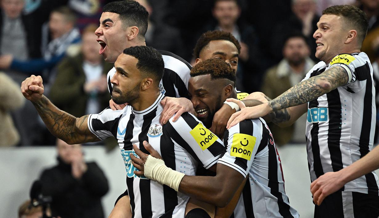 Sejak diakuisisi oleh Konsorsium Arab Saudi pada Oktober 2021, Newcastle United menjelma menjadi tim kaya raya dengan kemampuan finansial selangit hingga mampu mendatangkan pemain-pemian bekualitas hingga mampu bersaing di papan atas Liga Inggris musim 2022/2023. Dari deretan pemain mahal yang dimiliki The Magpies, beberapa di antaranya berasal dari para pemain lokal Inggris. Seperti 5 pemain Inggris berikut dengan nilai pasar tertinggi dalam skuad Newcastle United pada musim 2022/2023. (AFP/Oli Scarff)