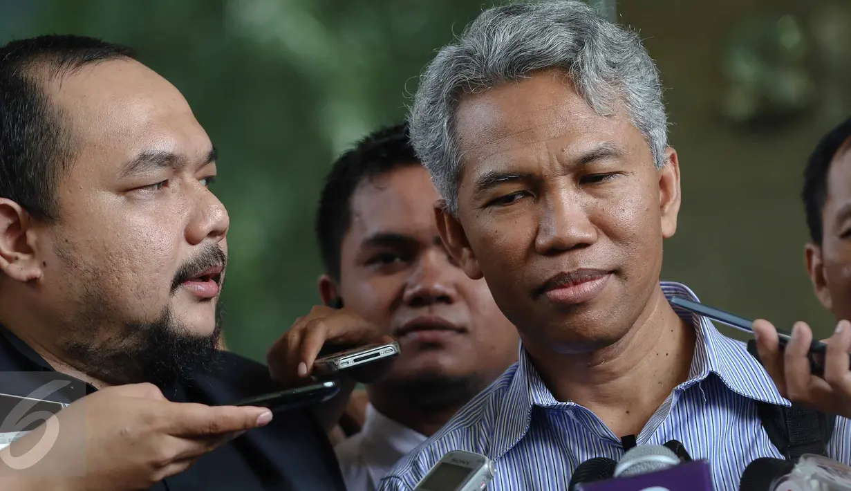 Buni Yani (kanan) menjawab pertanyaan awak media di depan kantor Bareskrim Polri, Jakarta, Kamis (10/11). Buni Yani akan diperiksa sebagai saksi dalam kasus dugaan penistaan agama oleh Basuki Tjahaja Purnama alias Ahok. (Liputan6.com/Faizal Fanani)