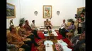Dewan Pertimbangan Presiden (Wantimpres) menemui Presiden Joko Widodo di Istana Merdeka, Jakarta. Presiden Jokowi dan Wantimpres saat pertemuan di Istana Merdeka, Jakarta, Rabu (28/1/2015). (Liputan6.com/Faizal Fanani)