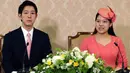 Putri Jepang Ayako, anak bungsu mendiang Pangeran Takamado, dan calon suaminya, Kei Moriya pada konferensi pers pertunangan mereka di Tokyo, Senin (2/7). Putri Ayako dan sang tunangan untuk pertama kali melakukan jumpa wartawan. (AP/Koji Sasahara, Pool)