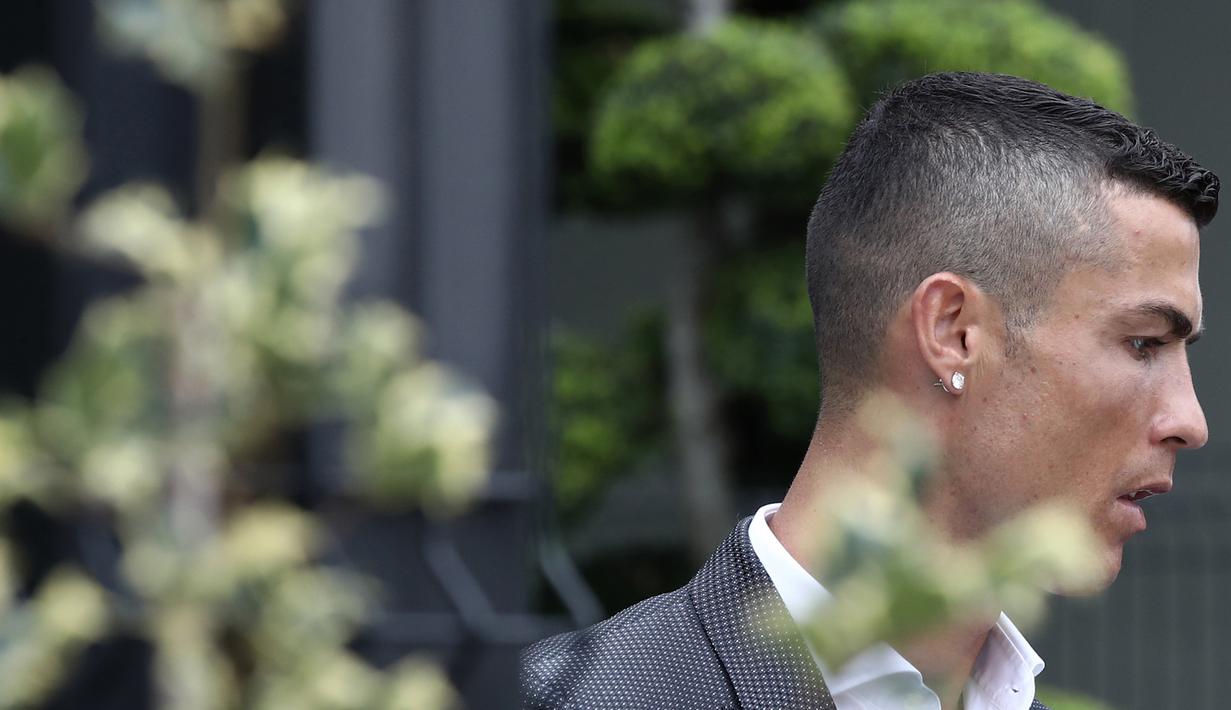 Bintang baru Juventus, Cristiano Ronaldo, saat tiba untuk menjalani tes kesehatan di area Stadion Allianz, Turin, Senin (17/7/2018). CR 7 hijrah dari Real Madrid ke Juventus. (AFP/Isabella Bonotto)