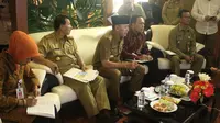 Pj Gubernur Jawa Barat Mochamad Iriawan melakukan video conference di Gedung Sate Bandung