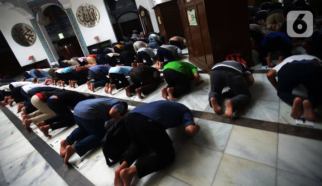 Umat muslim melaksanakan salat zuhur di Masjid Cut Meutia, Jakarta, Kamis (10/3/2022). MUI mengizinkan saf salat kembali rapat seiring kasus COVID-19 mulai landai, selain itu aktivitas pengajian di masjid dan perkantoran dapat dilaksanakan dengan disiplin menjaga kesehatan. (merdeka.com/Imam Buhori)