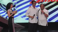 Jokowi dan Ical pun tampak berangkulan dan tetap hangat meski dalam bursa capres harus bersaing (Liputan6.com/Herman Zakharia)  