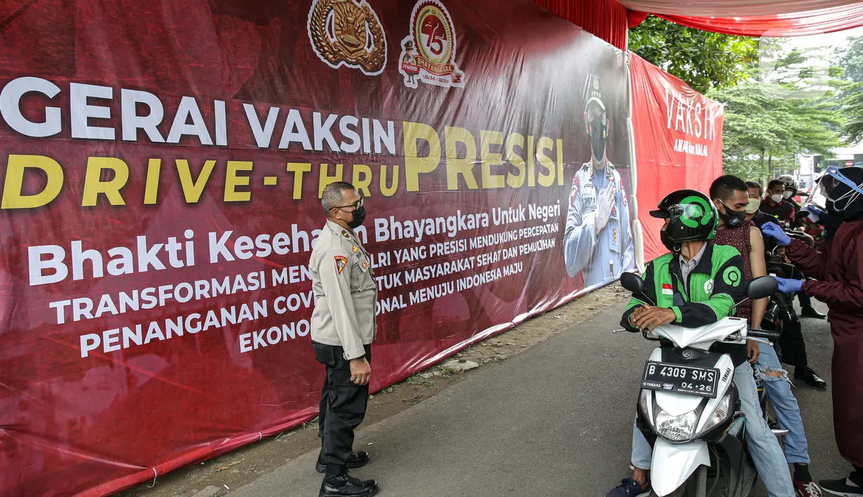 Antrean warga saat menjalani vaksinasi COVID-19 secara drive-thru di Mapolres Jakarta Selatan, Selasa (29/6/2021). Layanan ini dilakukan untuk mempercepat vaksinasi COVID-19 kepada warga. (Liputan6.com/Faizal Fanani)