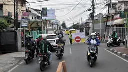 Petugas mengatur arus kendaraan saat penutupan Jalan Otista III, Jakarta, Selasa (4/12). Penutupan Jalan Otista III untuk memperlancar pengerjaan konstruksi dan penguatan terowongan pengendali banjir sodetan Kali Ciliwung. (Merdeka.com/Iqbal Nugroho)