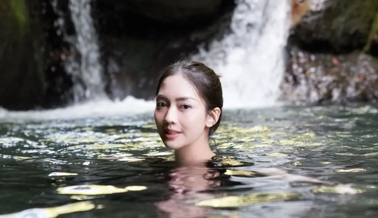 Ririn Dwi Ariyanti selalu mencuri perhatian di setiap aktivitasnya. Seperti saat ia berendam di air terjun. Aura kecantikan Ririn Dwi Ariyanti kian terpancarkan saat menikmati sejuknya air terjun. Netizen pun terpukau dengan Ririn di foto ini. (Liputan6.com/IG/@ririndwiariyanti)