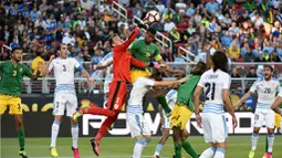 Kiper Uruguay, Fernando Muslera, menghalau bola di depan gawangnya dari serangan pemain Jamaika dalam laga Grup C Copa America Centenario 2016 di Stadion Levis, California, AS, Selasa (14/6/2016) WIB. (AFP/Mark Ralston)