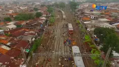 Sampai Selasa (3/10/2017) siang, petugas masih berusaha mengevakuasi gerbong kereta.