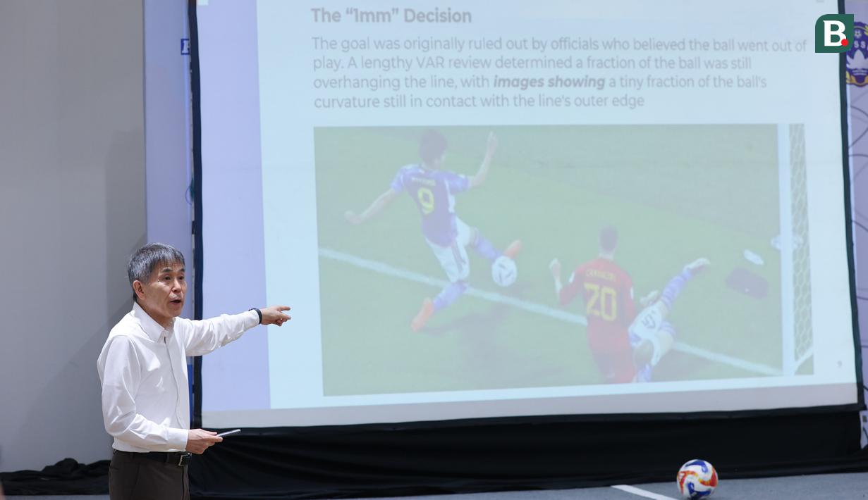 Ketua Komite Wasit PSSI, Yoshimi Ogawa, memberikan pemaparan dalam acara Refeering Workshop for Media yang digelar di Sekretariat PSSI Pers, Jakarta, pada Kamis (23/4/2026). (Bola.com/M Iqbal Ichsan)