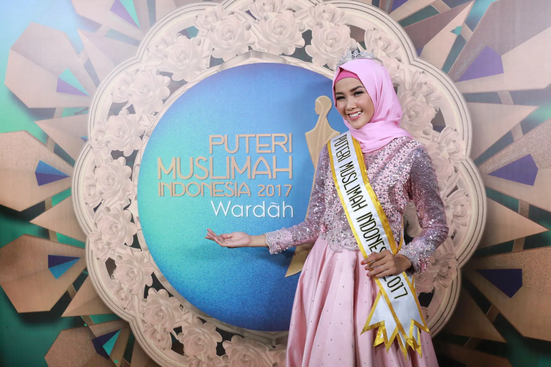 Menang dalam sebuah kompetisi memang menjadi kebanggaan tersendiri dan juga tentunya orangtua. Seperti halnya Syifa Fatimah, pemenang Puteri Muslimah 2017 yang mengaku tak menyangka mendapatkan ini. (Adrian Putra/Bintang.com)