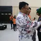 Penyematan tanda peserta rakor dan latihan pencarian dan pertolongan daerah yang digelar Basarnas Jawa Barat di Cirebon. Foto (Liputan6.com / Panji Prayitno)