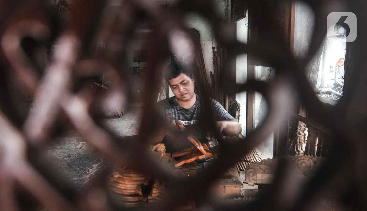 Pekerja menyelesaikan pembuatan rehal atau meja untuk Al-qur’an di Toko Mabruri 12, Klender, Jakarta, Rabu (13/4/2022). Penjualan rehal pada Ramadhan kali ini mengalami peningkatan hingga 50 persen dibandingkan tahun sebelumnya. (merdeka.com/Iqbal S Nugroho)