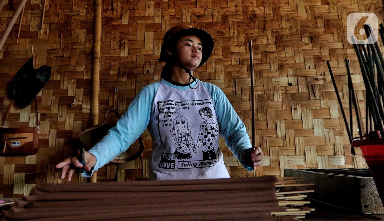 Pekerja memproduksi hio dupa di sentra industri kecil pembuatan hio di Tangerang, Banten, Senin (9/1/2023). Jelang perayaan Imlek, pesanan hio dupa mengalami peningkatan untuk kebutuhan sembahyang. (Liputan6.com/Angga Yuniar)