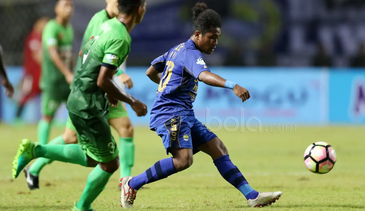 Pemain Muda Persib Bandung, Billy Keraf saat melawan PS TNI pada lanjutan Liga 1 2017 di Stadion Pakansari, Bogor (22/4/2017). (Bola.com/Nicklas Hanoatubun)