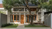 9 Model Rumah Sempit Tapi Tetap Sejuk dengan Satu Pohon Besar, Udara Segar Nuansa Tropis