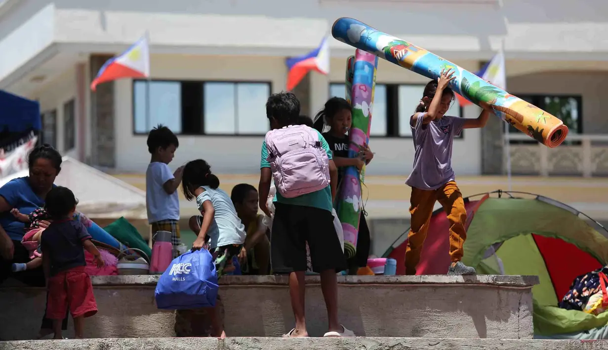 Warga berlindung di lapangan balai kota, Provinsi Sarangani, Filipina, Rabu 10 Juni 2026. (AP Photo/Basilio Sepe)