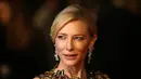 Cate Blanchett. Aktris pemeran ‘The Curious Case of Benjamin Button’ ini melawan operasi plastik. "Ketika Anda sudah memiliki anak, tubuh Anda berubah; ada sejarah untuk itu. Saya suka evolusi sejarah itu,” ujar Cate Blanchett. (AFP/Bintang.com)