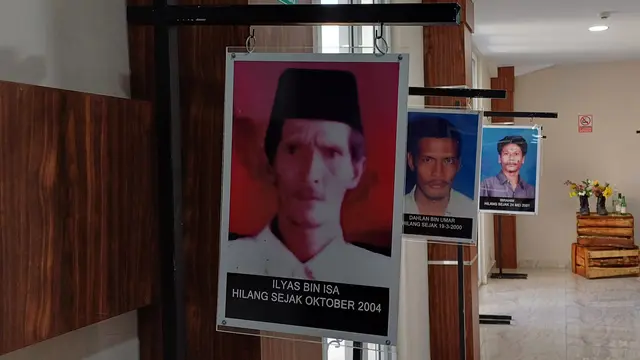 Foto-foto orang hilang yang dipajang dalam diskusi membahas laporan temuan KKR Aceh pada Kamis (21/12/2023) (Liputan6.com/Rino Abonita)
