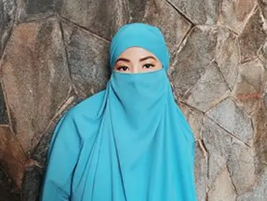 Natasha Rizky gaya penampilannya curi perhatian. Seperti saat ibu 3 anak ini tampil menawan dengan cadar warna biru. Potret cantik Natasha Rizky saat pakai cadar ini banjir pujian. (Liputan6.com/IG/natasharizkynew)