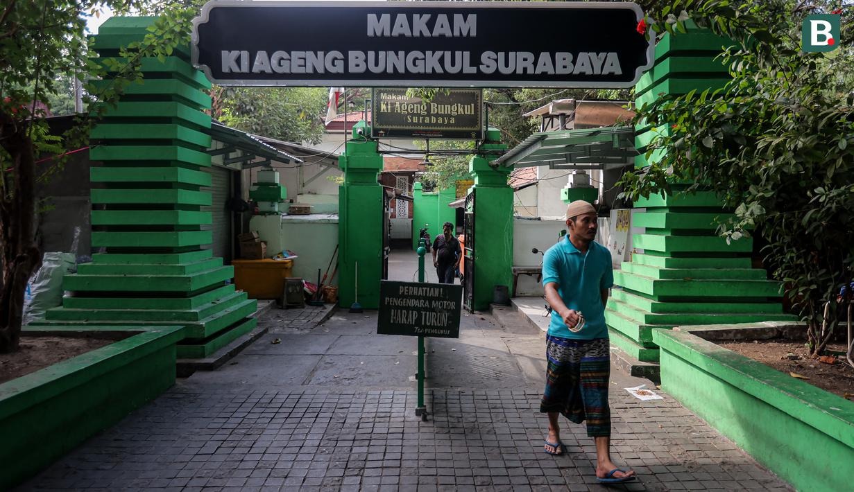 Pintu masuk wisata religi ziarah makam Ki Ageng Bungkul di Taman Bungkul yang terletak di Jalan Raya Darmo, Wonokromo, Surabaya, Selasa (14/11/2023). (Bola.com/Bagaskara Lazuardi)