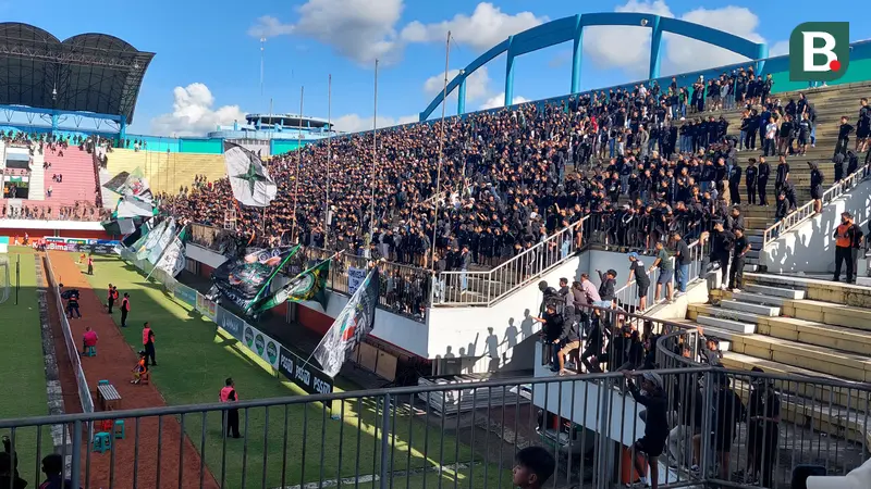 <p>Suasana tribune selatan Stadion Maguwoharjo, Sleman, yang diisi suporter PSS Sleman, Brigata Curva Sud (BCS). (Bola.com/Ana Dewi)</p>