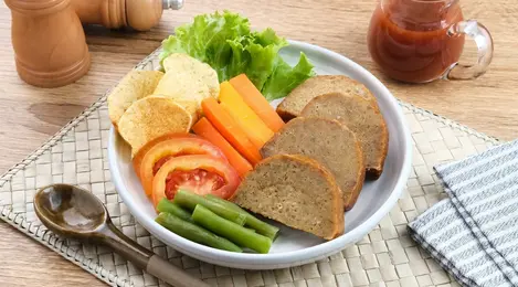 Sepiring Selat Solo khas Surakarta dengan kuah manis gurih, daging empuk, dan aneka sayuran segar