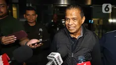 Pemilik agen perjalanan haji dan umroh, Maktour Travel, Fuad Hasan Masyhur, menjawab pertanyaan pewarta saat meninggalkan Gedung Merah Putih Komisi Pemberantasan Korupsi (KPK), Jakarta, Senin (26/1/2025). Ia diperiksa sebagai saksi kasus dugaan korupsi kuota haji tambahan tahun 2023-2024. (Liputan6.com/Helmi Fithriansyah)