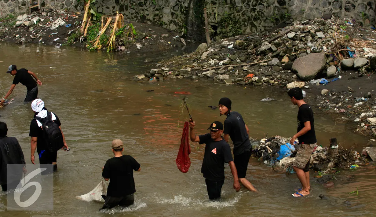 Warga membersihkan sampah yang ada di Kali Code pada ruwatan Code, Yogyakarta (30/3). Ruwatan bertema "Reresik Kali Nandur Paseduluran" di selenggarakan untuk melestarikan keberadaan kali Code agar tetap terjaga kebersihanya. (Liputan6.com/Boy Harjanto)