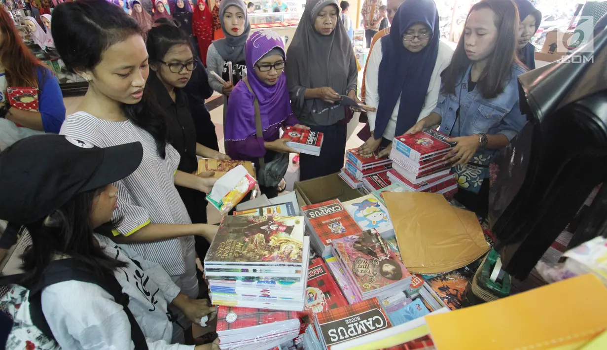 Sejumlah warga membeli buku di Pasar Kebayoran Lama, Jakarta, Rabu  (5/7). Menjelang tahun ajaran baru permintaan perlengkapan sekolah meningkat. (Liputan6.com/Angga Yuniar)