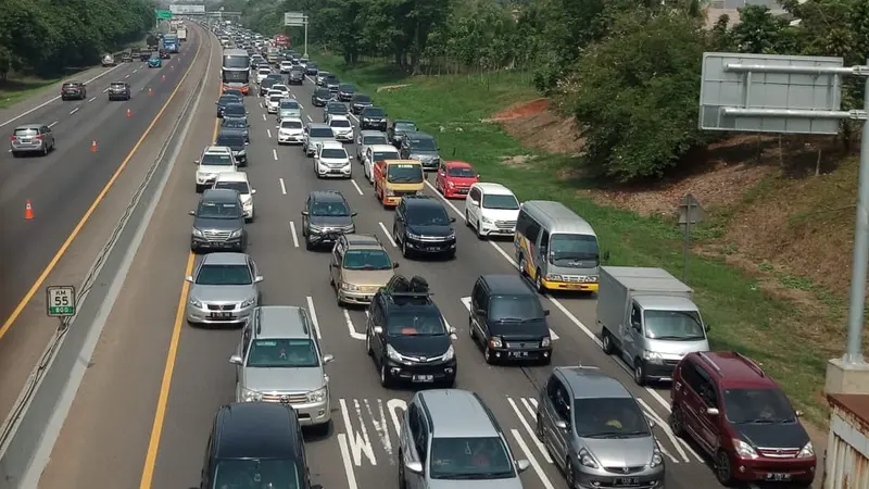 Kepadatan Kendaraan di Ruas Tol Jakarta-Cikampek.