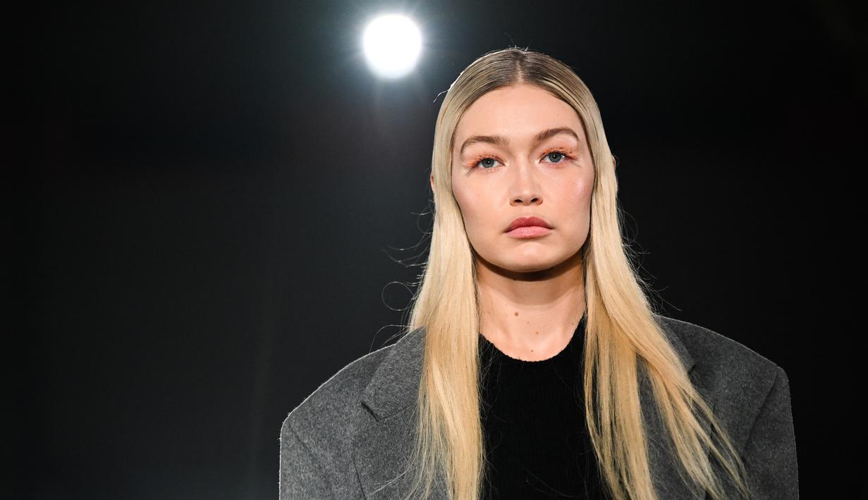 Gigi Hadid mempersembahkan kreasi Prada selama Koleksi Wanita Musim Gugur-Musim Dingin 2023-2024 sebagai bagian dari Fashion Week di Milan pada 23 Februari 2023. Gigi melengkapi penampilannya dengan make-up minimalis dan memakai bulu mata palsu merah muda untuk membuat mata birunya menonjol. (AFP/Marco Bertorello)