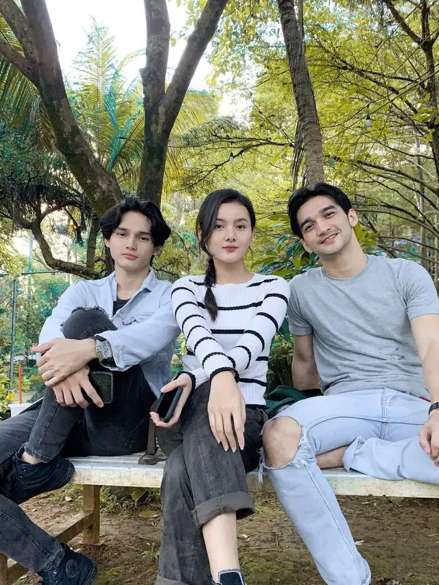 7 Potret Kebersamaan Rexy Rizky dengan Pemain Cinta Amara di Balik Layar, Kompak